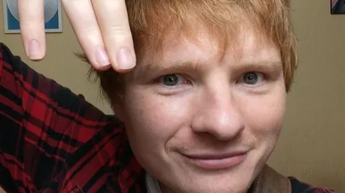 Le sosie Ed Sheeran fait ses courses de nuit pour ne pas être...